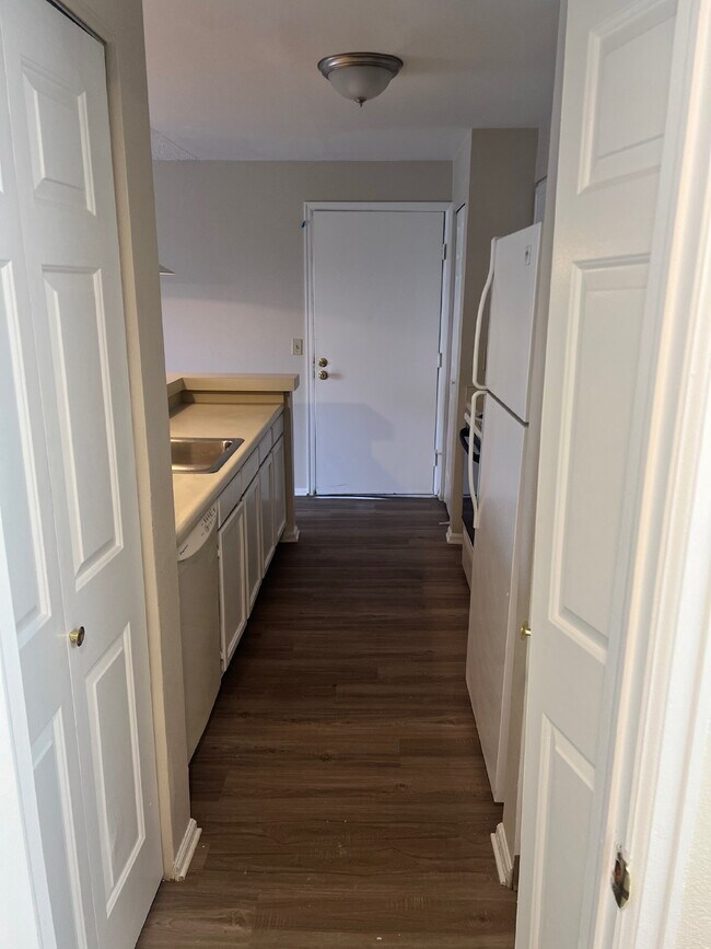 Building Photo - AVAILABLE NOW!  Cozy condo in the Chestnut Community!