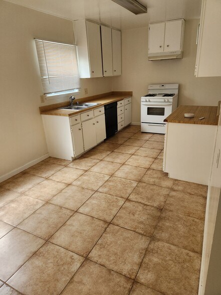 Building Photo - 14460 Dickens St