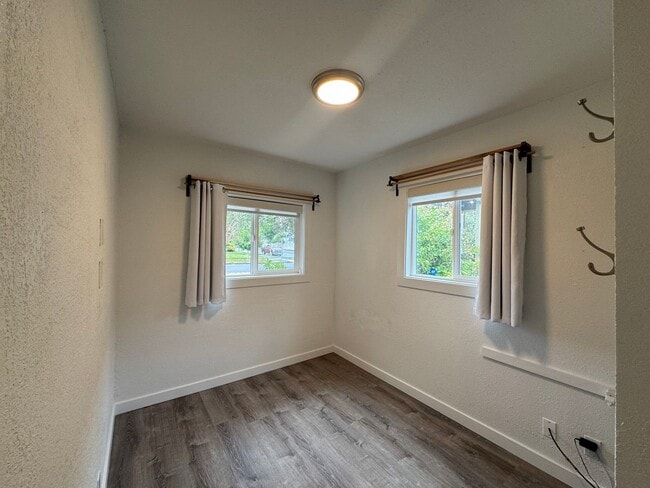 Building Photo - 527 S 50th St