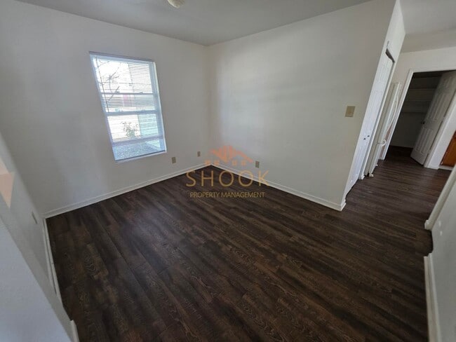 Building Photo - SOUTH SIDE LARGE 3 BR HOME