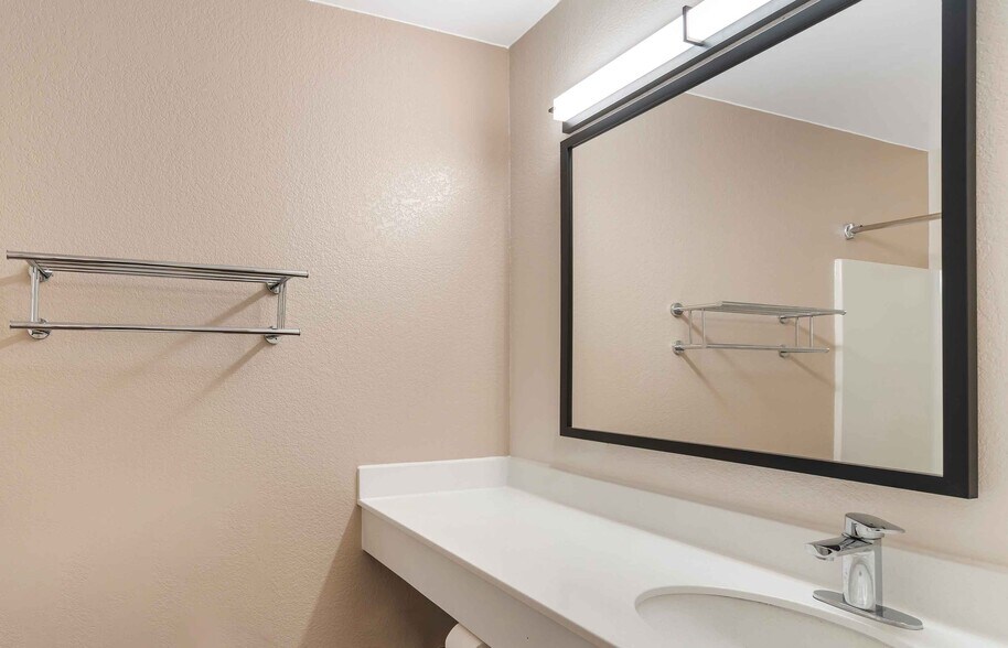 Building Photo - Furnished Studio-Tampa - Airport - Spruce Street
