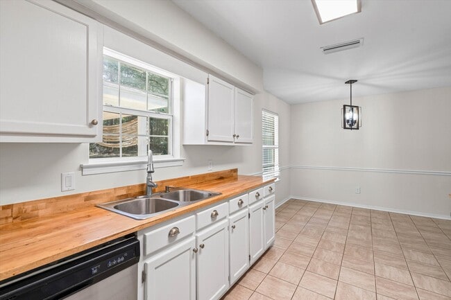 Building Photo - 165 Montclair Loop