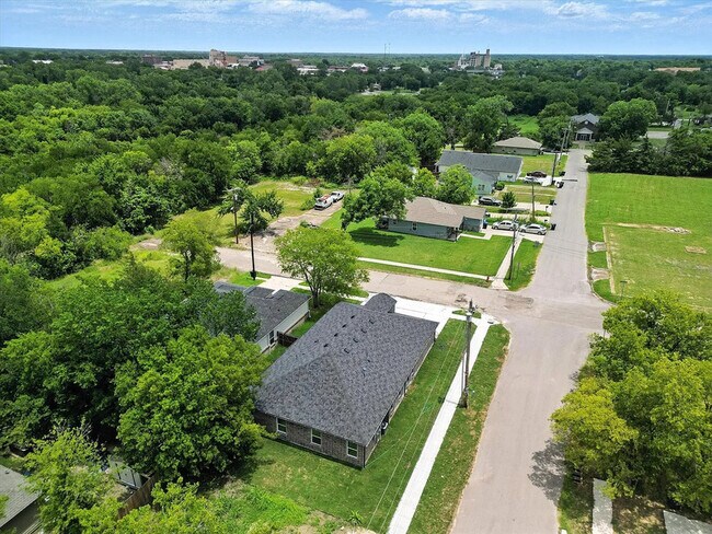 Building Photo - 3206 Sayle St