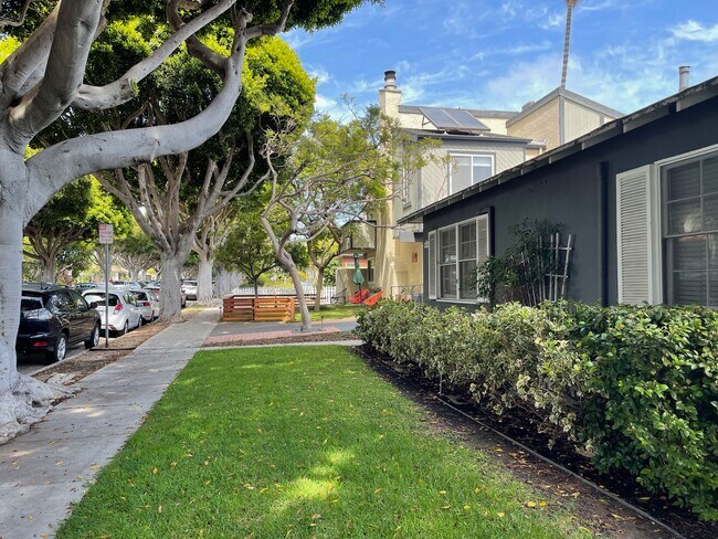 Building Photo - 2326 Oak St