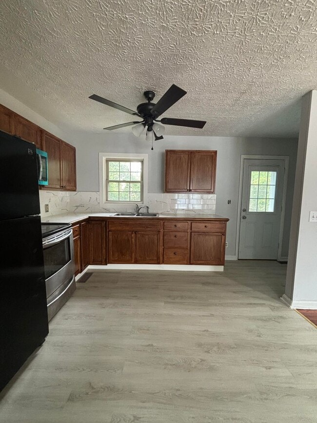 Building Photo - 1733 Holly Dr