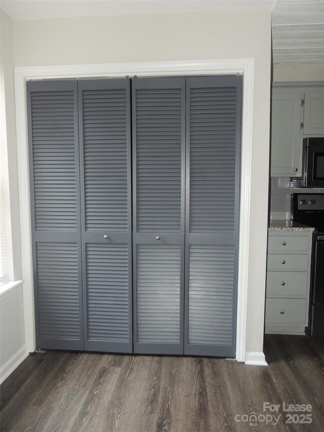 Building Photo - 9252 Kings Canyon Dr