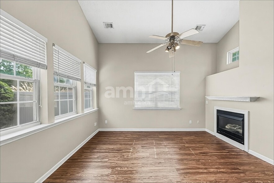 Building Photo - 1244 W Oaks Way