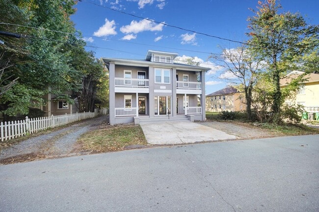 Building Photo - Newly Renovated 1 Bed 1 Bath Condo Near Up...