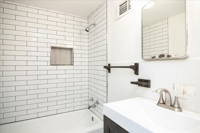 Building Photo - Newly Renovated 2/2 Duplex Unit Minutes Fr...