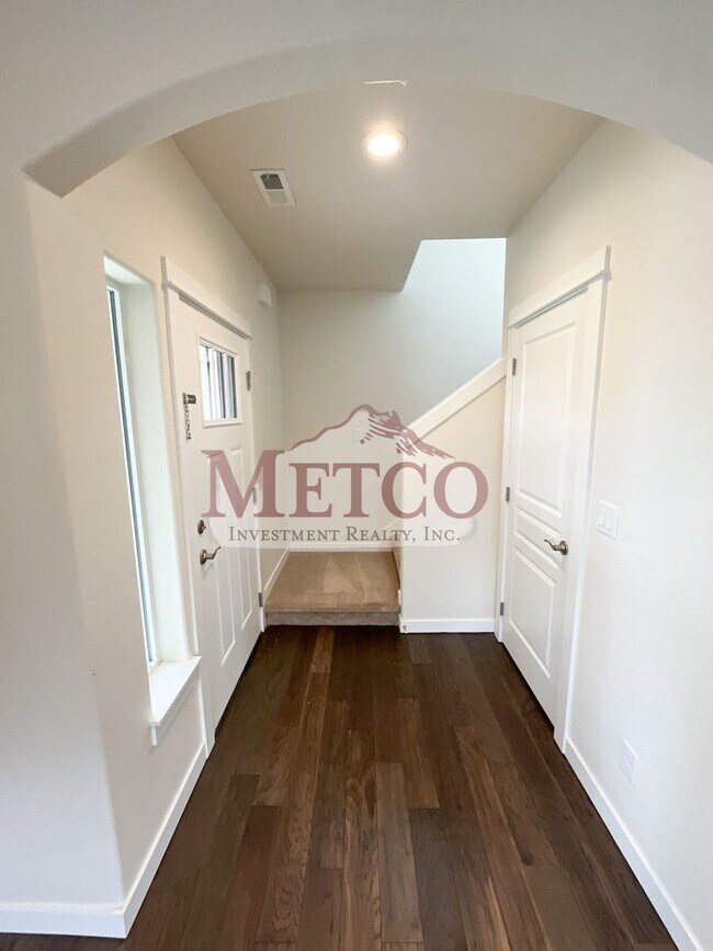 Building Photo - FOR RENT: Beautiful Coburg 3 Bed / 2.5 Bath Craftsman!