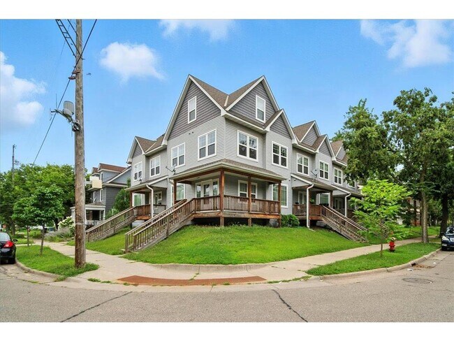 Building Photo - 600 W 32nd St