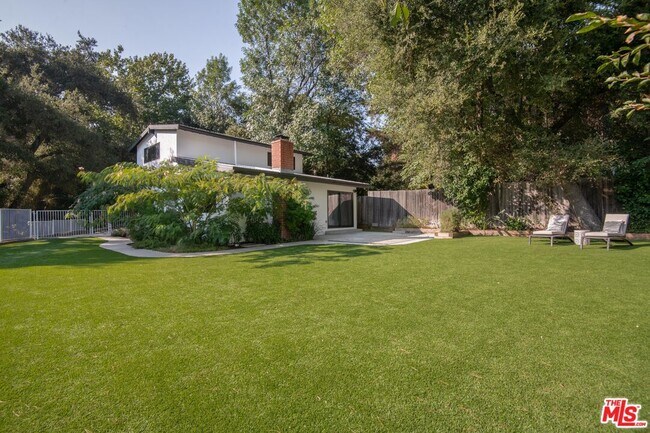 Building Photo - 1380 Old Topanga Canyon Rd