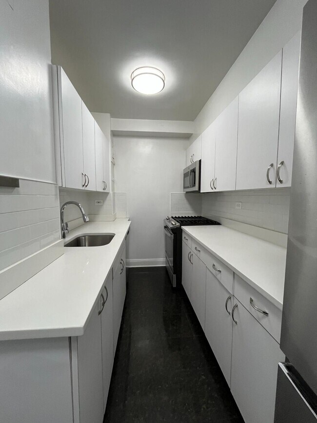 Building Photo - 157 E 57th St