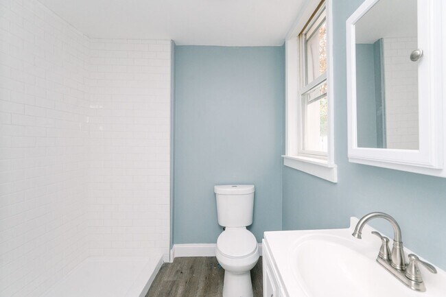 Building Photo - Move in special! Newly renovated 3 bedroom...