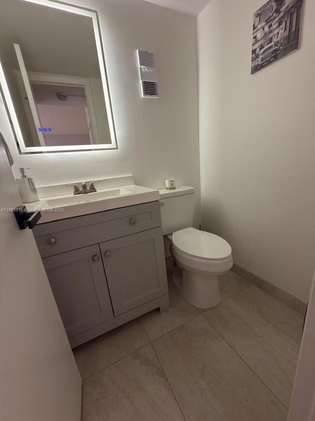 Building Photo - 3113 S Ocean Dr
