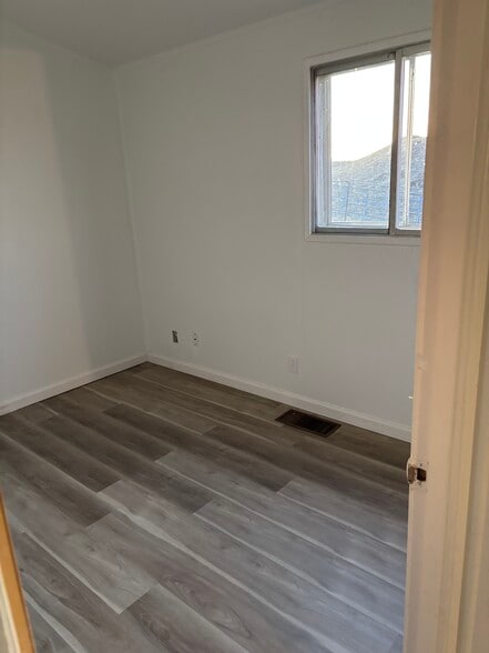 Building Photo - 425 8th Ave W