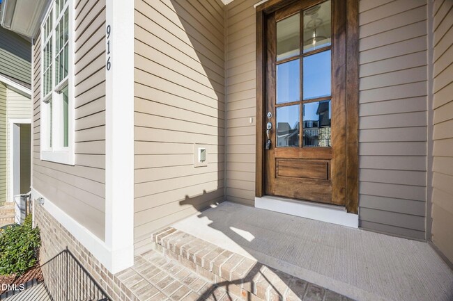 Building Photo - 916 Noisette Ct