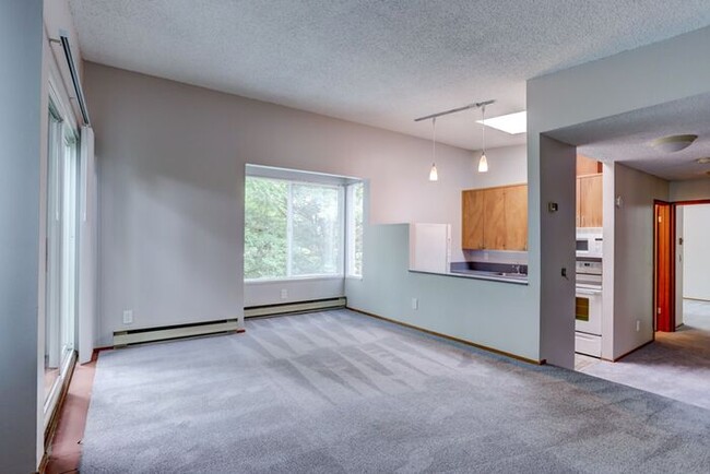 Building Photo - HUGE 1bed/1bath Downtown Living Available ...