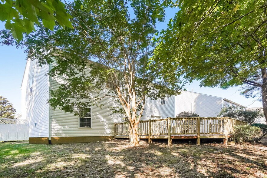 Building Photo - 5001 Satinwood Dr
