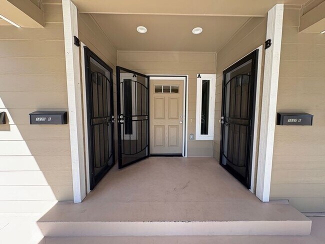 Building Photo - Remodeled Two Bedroom Quadplex Unit
