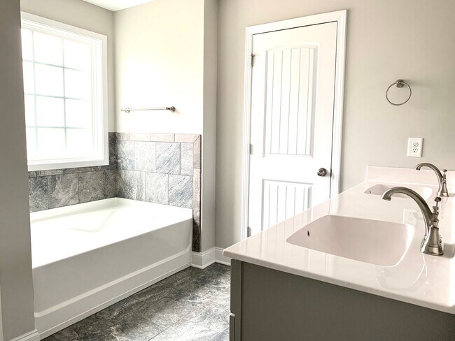 Building Photo - 712 Banister Dr