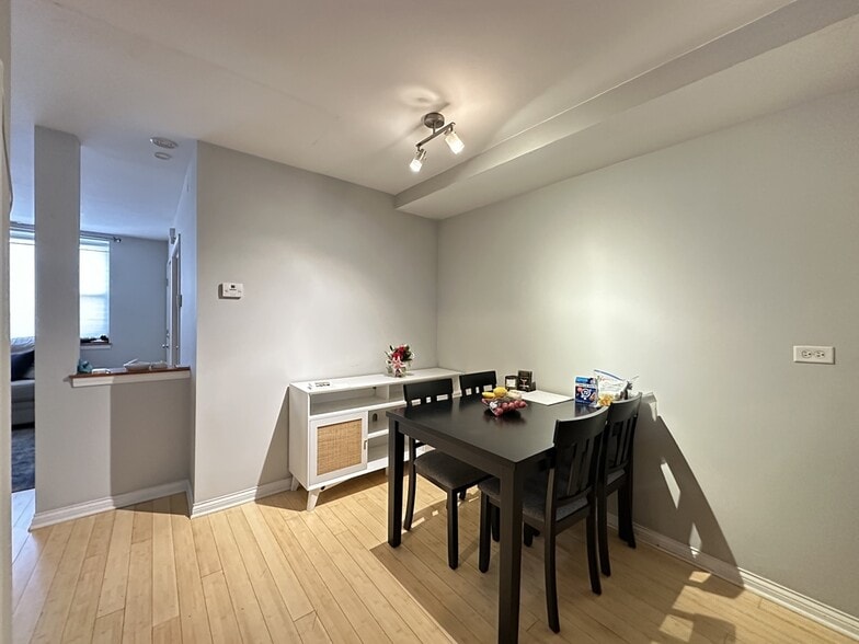 Building Photo - 1636 W Ohio St