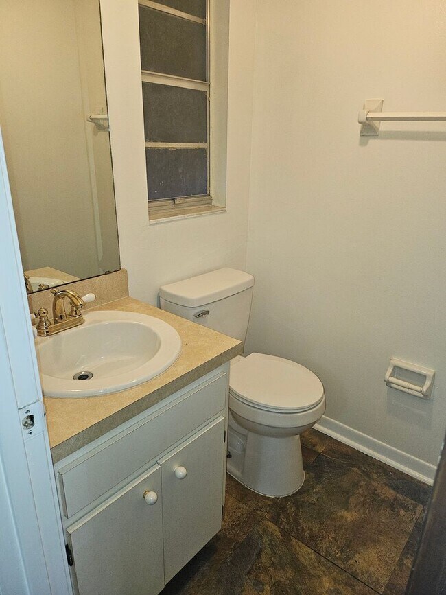 Building Photo - $1175 - 2/1.5 - Fresh Unfurnished - Arling...