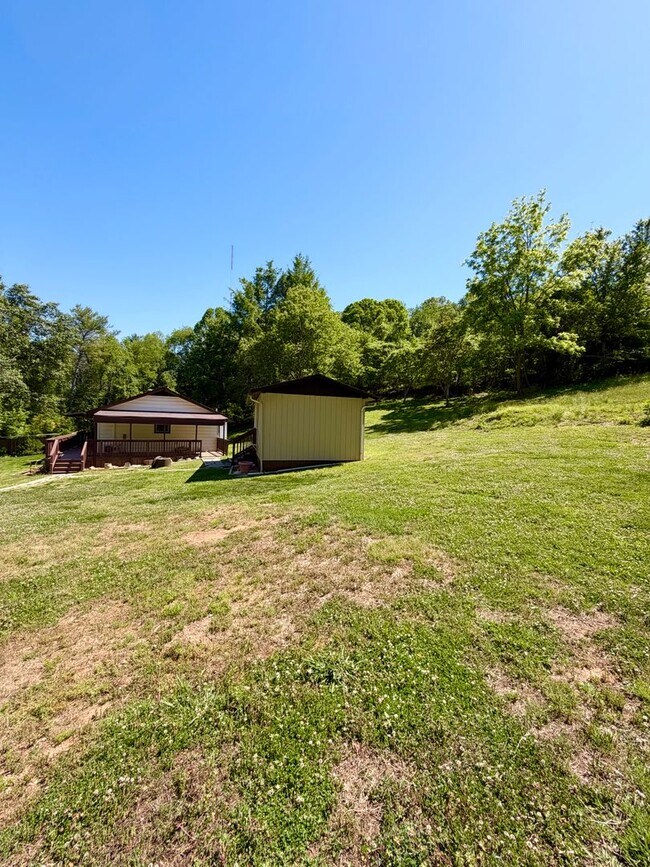 Building Photo - Adorable 2 bedroom farmhouse 10 minutes to Downtown Asheville