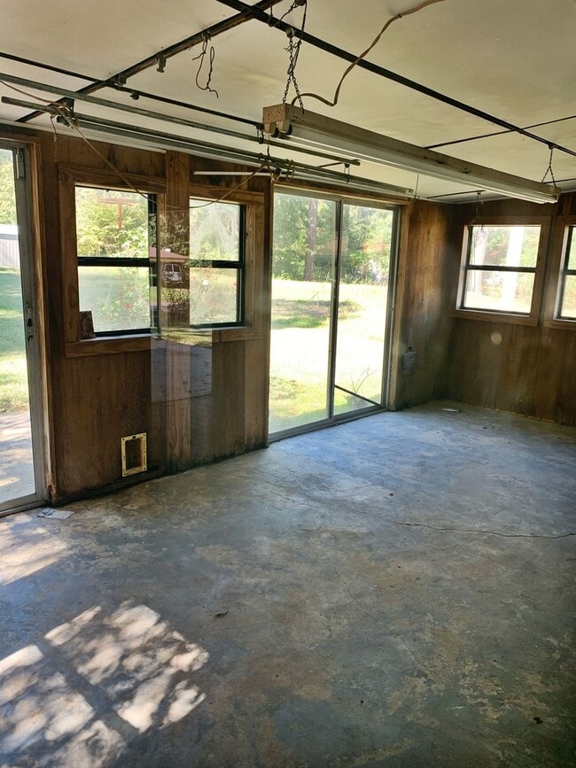 Building Photo - 3 bedroom 1.5 bathroom