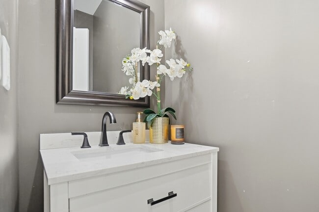 Building Photo - 408 St Clair Ave