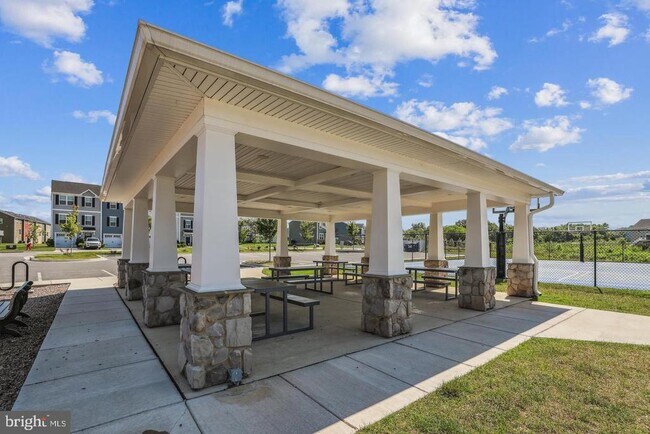 Building Photo - 64 Grant St