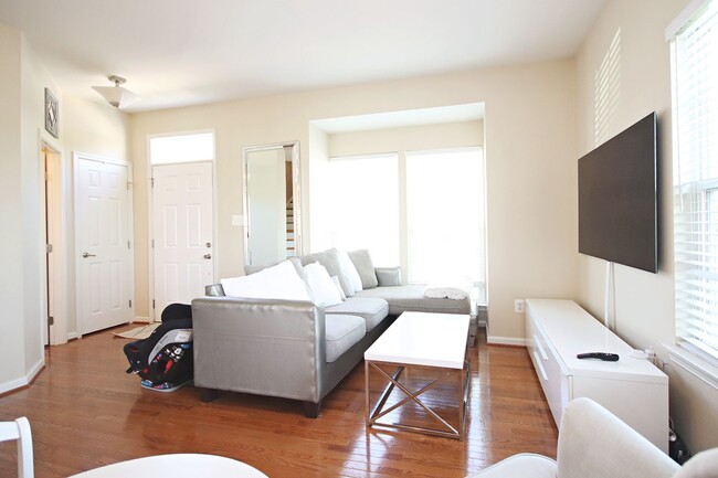 Building Photo - Small Pet-Friendly End-Unit Pantops Townhome