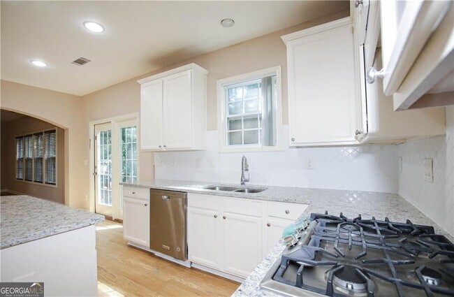 Building Photo - 6614 Mimosa Cir