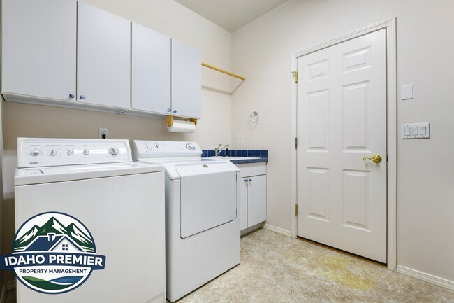 Building Photo - 418 E Trailside Dr