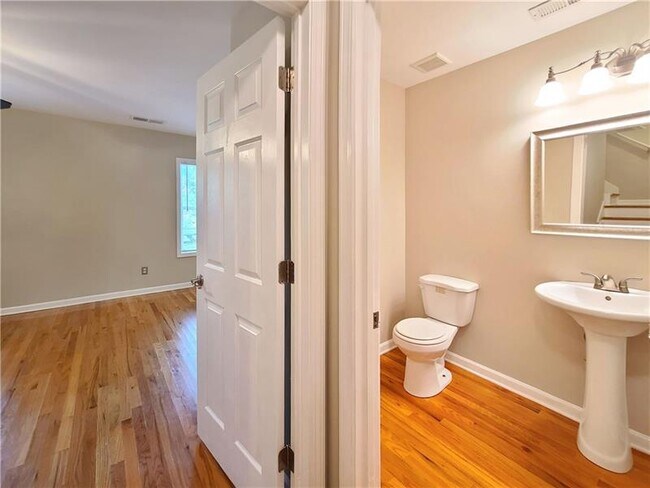 Building Photo - 140 Brook Cir SE