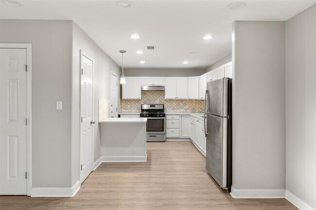 Building Photo - 2308 Devonshire Dr