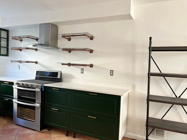 Building Photo - 3047 O St SE