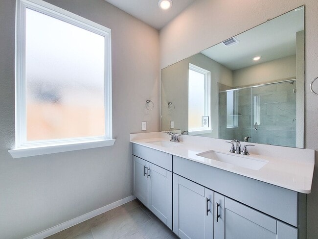 Building Photo - Single-story layout features a bright, open concept living area, dining space, and kitchen. Pebbl...