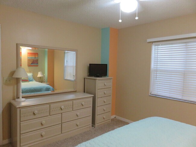 Building Photo - Turnkey 2/2 in a resort community golf and...
