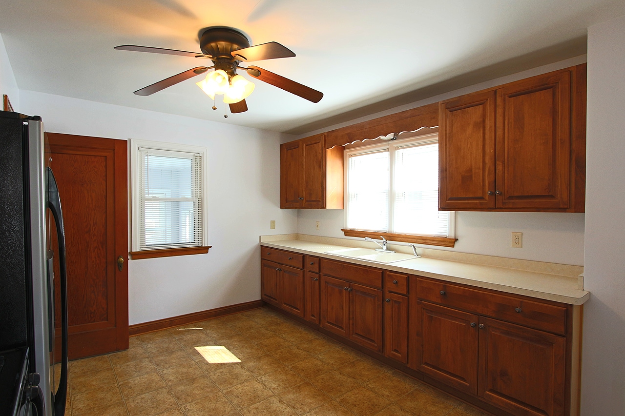Kitchen with Soft-Close Cabinets and Garbage Disposal - 1808 34th St