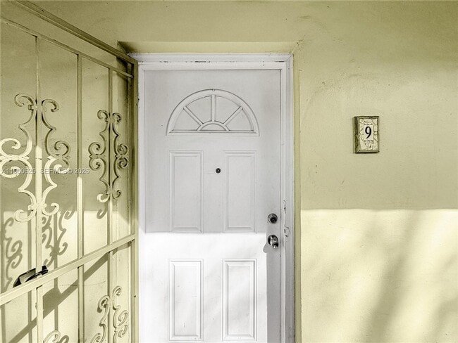 Building Photo - 520 NE 38th St