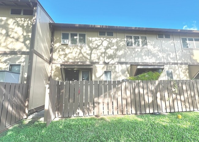 Building Photo - SPACIOUS TOWNHOUSE 2 BED/1.5 BATH/1 PRKG, ...