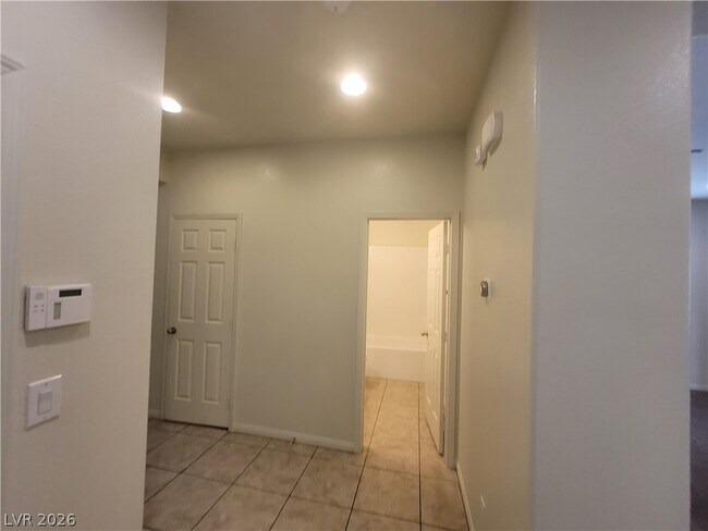 Building Photo - 2409 W Gilmore Ave