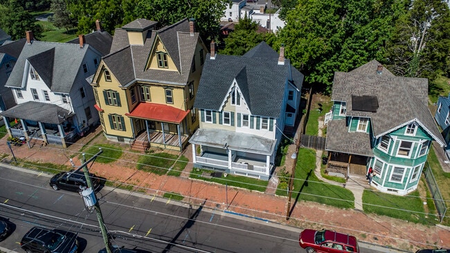 Building Photo - 157 7th St
