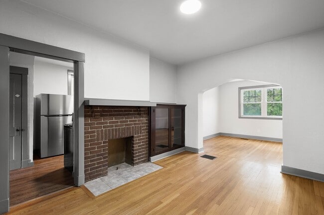 Building Photo - Stunning 3 bedroom home in Pittsburgh avai...