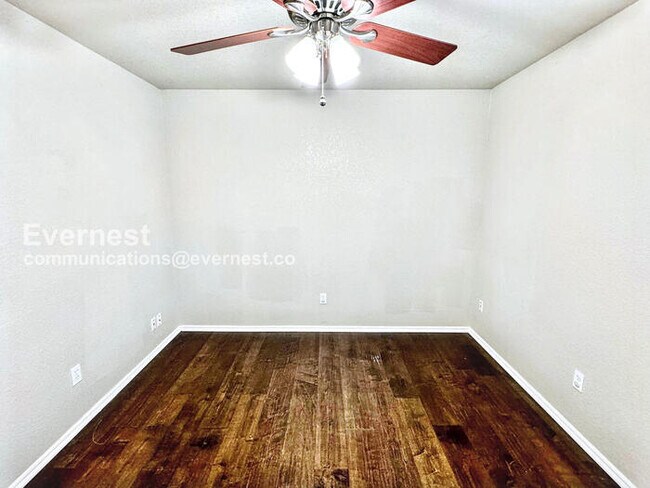 Building Photo - Charming 3-Bed, 2-Bath Home with Fenced Backyard & 2-Car Garage