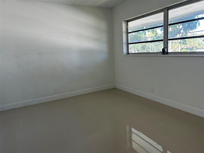 Building Photo - 2800 NE 14th Street Causeway