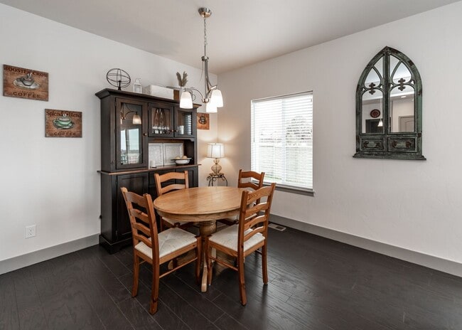 Building Photo - 2 Bedroom Luxury townhome