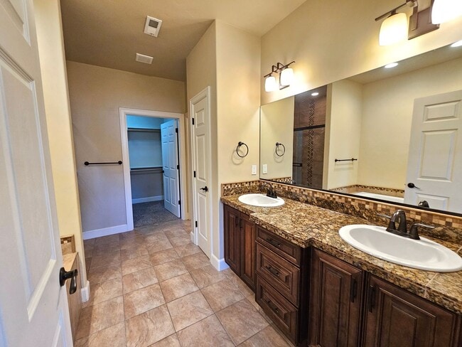 Building Photo - 2817 Tuscanna Dr