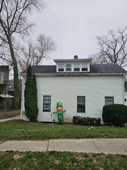 Building Photo - 6 Forest Pl